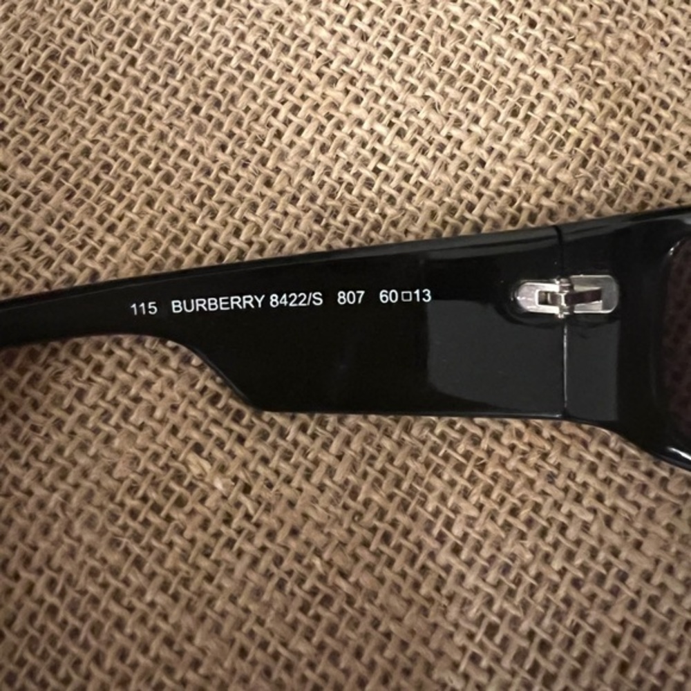 Womens Burberry sunglasses. - Picture 6 of 6